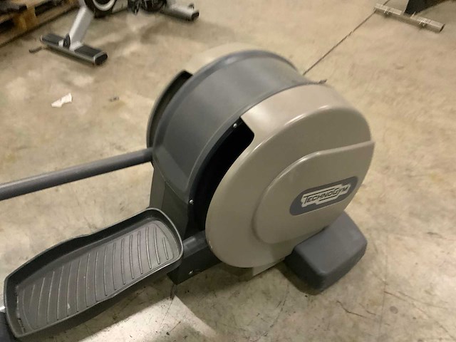 Technogym excite synchro 500 led crosstrainer - afbeelding 2 van  4
