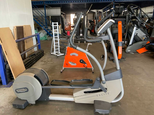 Technogym excite synchro 500 led crosstrainer - afbeelding 1 van  5