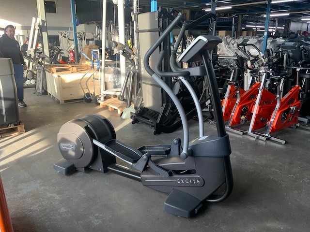 Technogym excite+ synchro 500 led crosstrainer - afbeelding 1 van  9