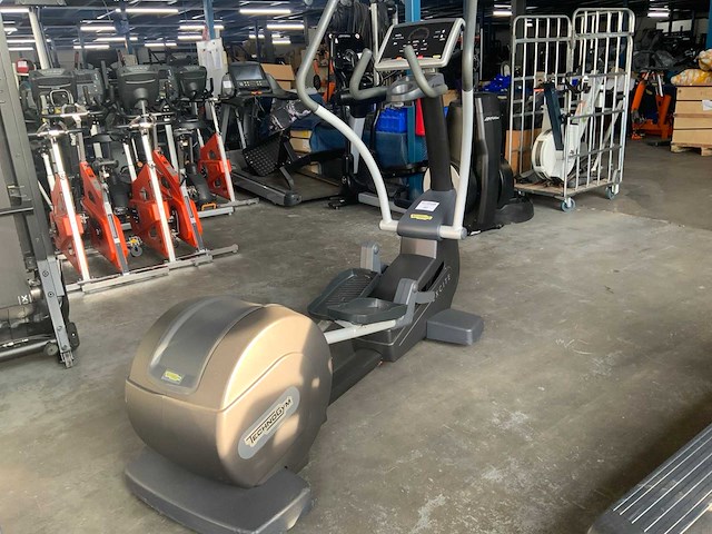 Technogym excite+ synchro 500 led crosstrainer - afbeelding 2 van  9