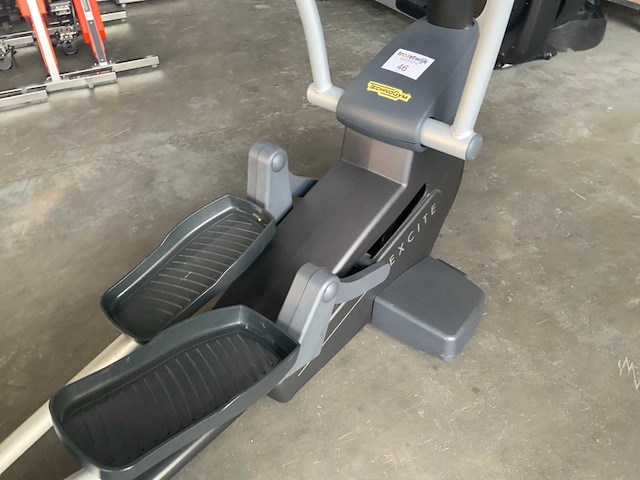 Technogym excite+ synchro 500 led crosstrainer - afbeelding 4 van  9