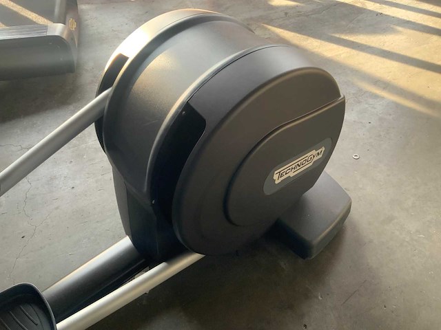 Technogym excite+ synchro 500 led crosstrainer - afbeelding 9 van  9