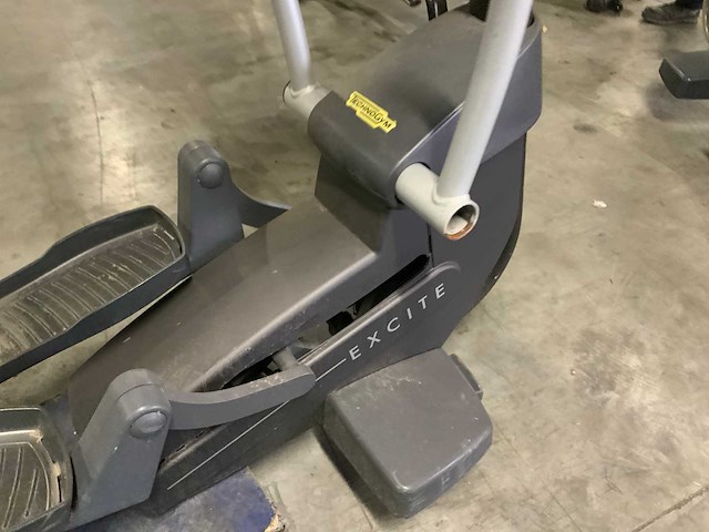 Technogym excite synchro 500 led crosstrainer - afbeelding 2 van  5