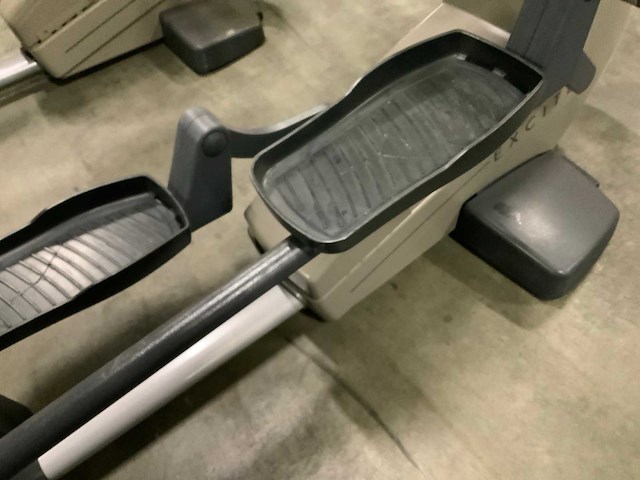 Technogym excite synchro 500 led crosstrainer - afbeelding 3 van  5