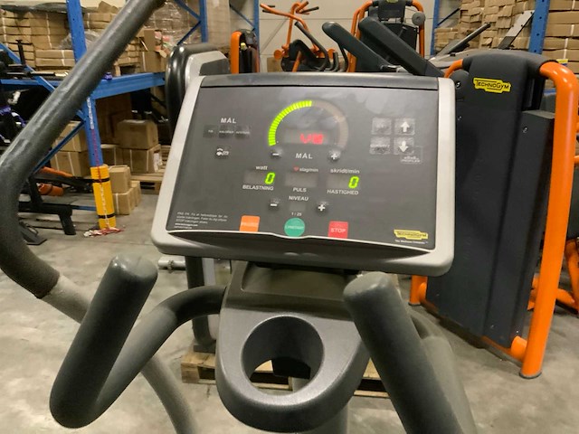 Technogym excite synchro 500 led crosstrainer - afbeelding 4 van  7