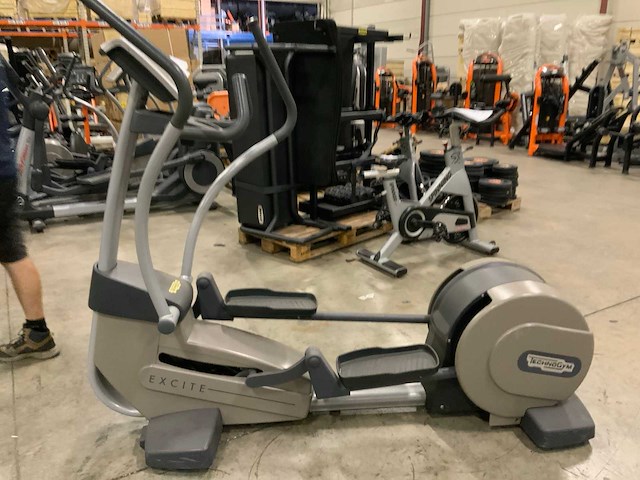 Technogym excite synchro 500 led crosstrainer - afbeelding 1 van  3