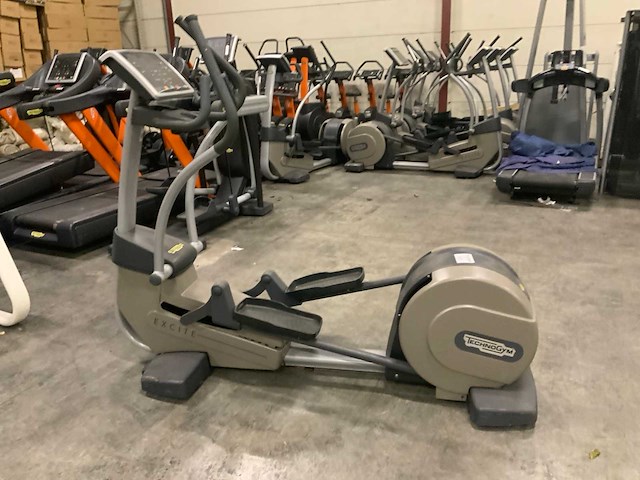 Technogym excite synchro 500 led elliptical crosstrainer - afbeelding 1 van  7