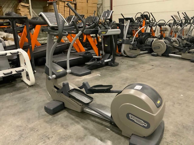 Technogym excite synchro 500 led elliptical crosstrainer - afbeelding 2 van  7