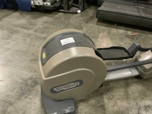 Technogym excite synchro 500 led elliptical crosstrainer - afbeelding 2 van  4