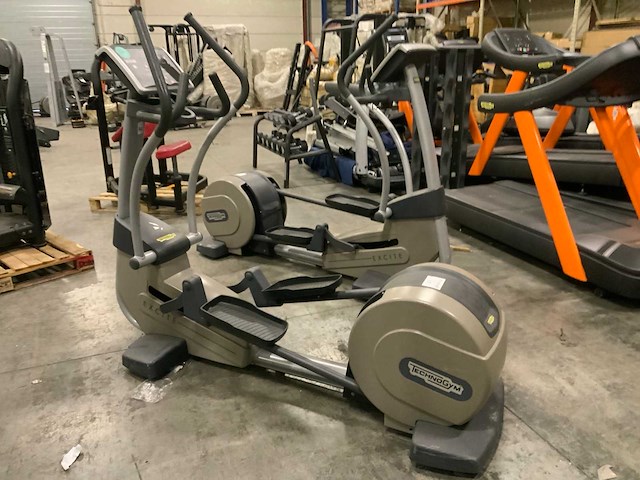 Technogym excite synchro 500 led elliptical crosstrainer - afbeelding 1 van  4