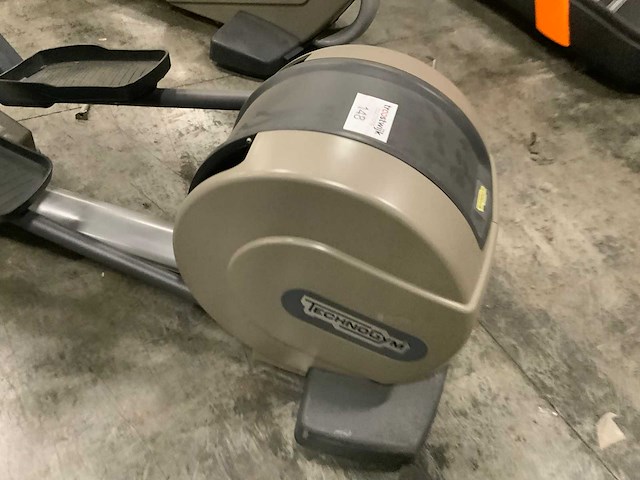 Technogym excite synchro 500 led elliptical crosstrainer - afbeelding 2 van  4
