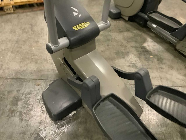 Technogym excite synchro 500 led elliptical crosstrainer - afbeelding 3 van  4