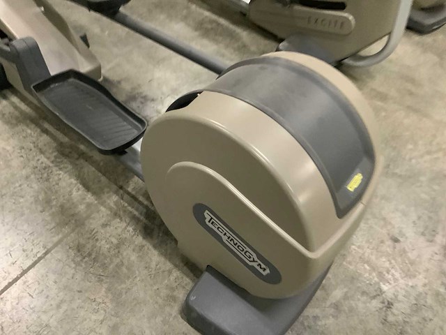 Technogym excite synchro 500 led elliptical crosstrainer - afbeelding 2 van  2