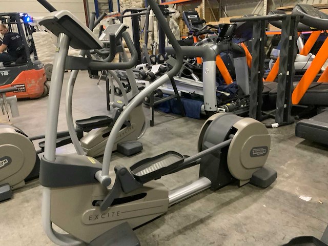 Technogym excite synchro 500 led elliptical crosstrainer - afbeelding 2 van  4