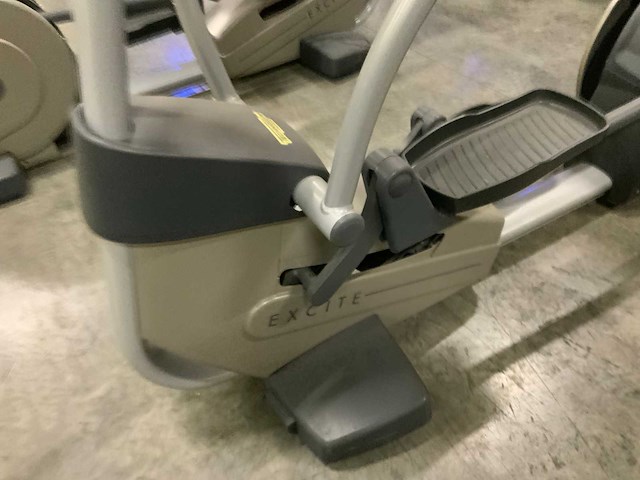 Technogym excite synchro 500 led elliptical crosstrainer - afbeelding 3 van  4