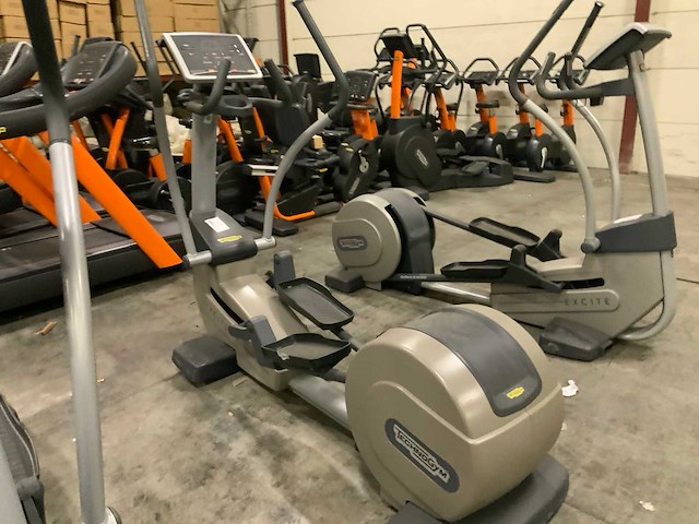 Technogym excite synchro 500 led elliptical crosstrainer - afbeelding 2 van  4