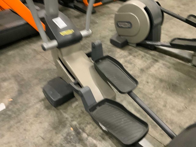 Technogym excite synchro 500 led elliptical crosstrainer - afbeelding 3 van  4