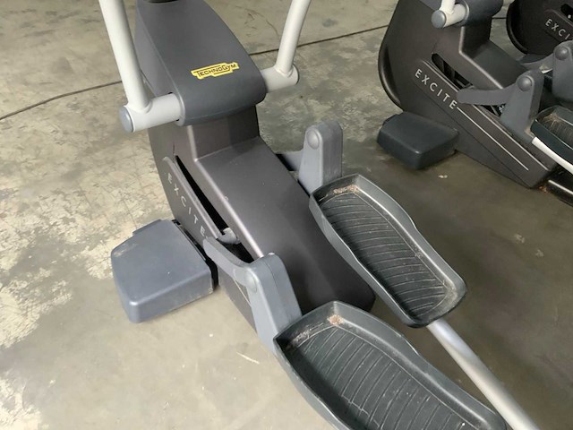 Technogym excite synchro 700 led crosstrainer - afbeelding 3 van  5