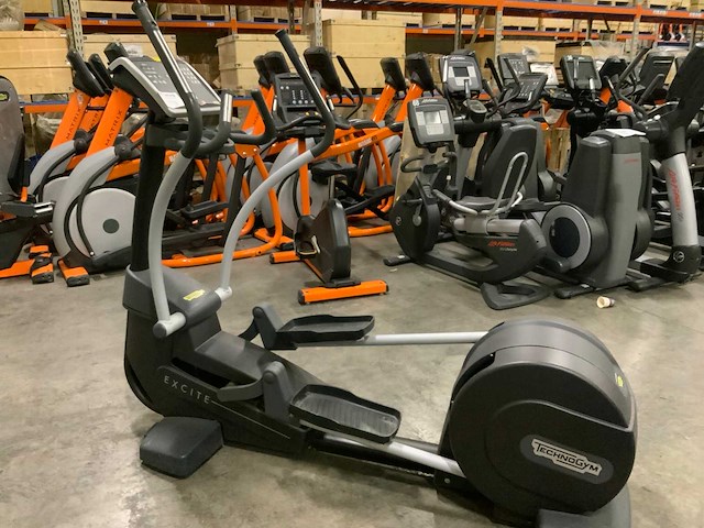 Technogym excite synchro 700 led crosstrainer - afbeelding 1 van  6