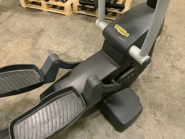 Technogym excite synchro 700 led crosstrainer - afbeelding 6 van  6