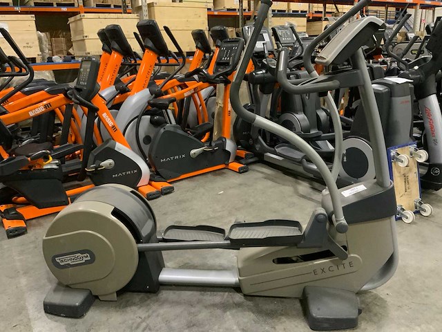 Technogym excite synchro 700 led crosstrainer - afbeelding 1 van  4
