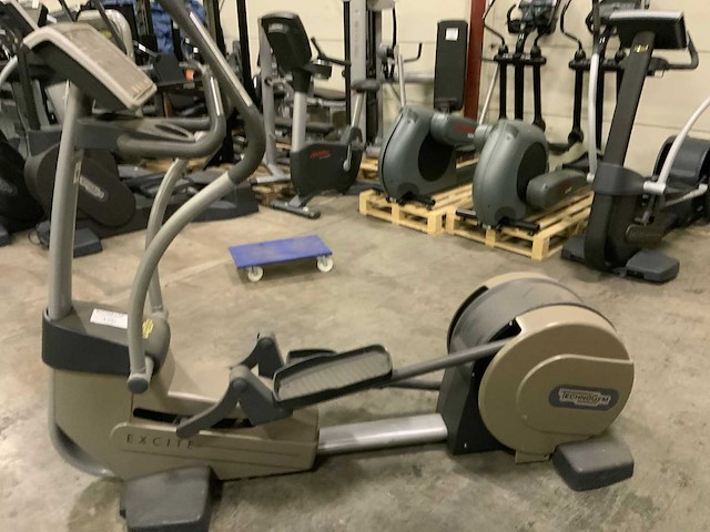 Technogym excite synchro 700 led crosstrainer - afbeelding 4 van  4
