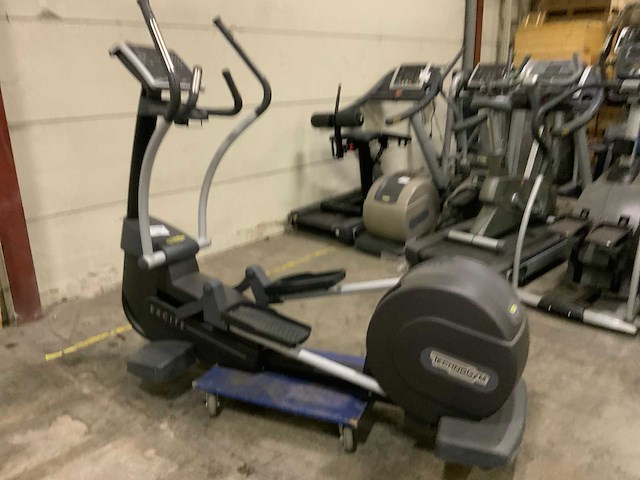 Technogym excite synchro 700 led crosstrainer - afbeelding 1 van  3