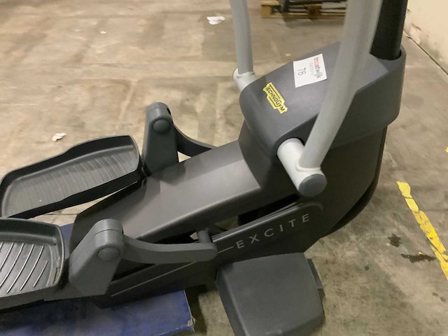 Technogym excite synchro 700 led crosstrainer - afbeelding 3 van  3