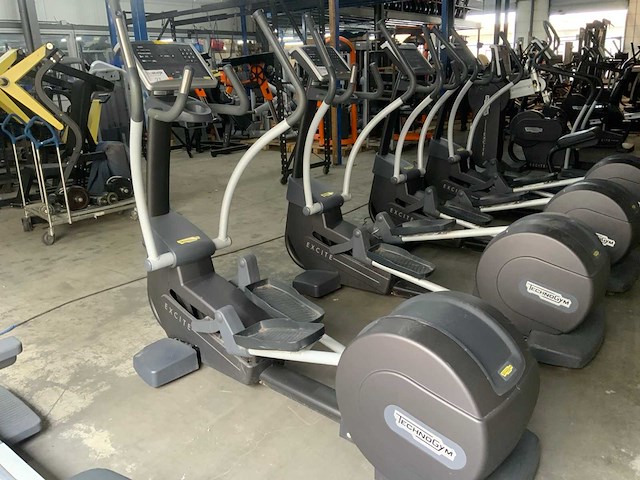 Technogym excite synchro 700 led crosstrainer - afbeelding 2 van  5