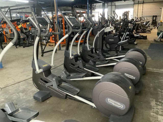 Technogym excite synchro 700 led crosstrainer - afbeelding 1 van  2