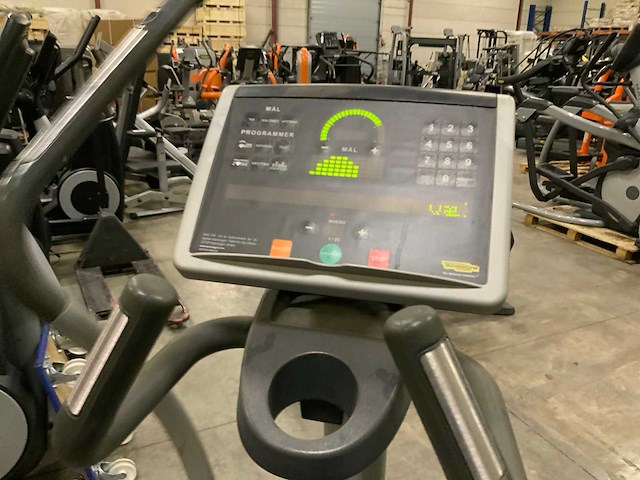 Technogym excite synchro 700 led crosstrainer - afbeelding 3 van  4