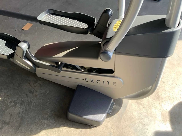 Technogym excite synchro 700 led crosstrainer - afbeelding 2 van  4