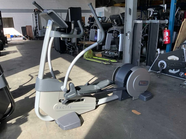 Technogym excite synchro 700 led crosstrainer - afbeelding 4 van  4