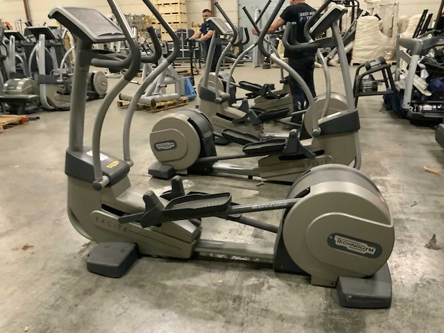 Technogym excite synchro 700 led elliptical crosstrainer - afbeelding 2 van  5