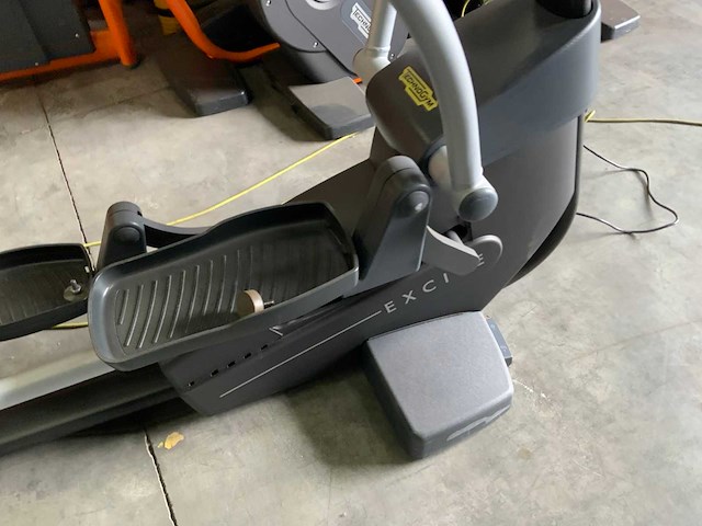 Technogym excite synchro 700 visioweb crosstrainer - afbeelding 1 van  2