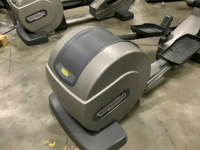 Technogym excite synchro 700ie tv crosstrainer - afbeelding 2 van  5