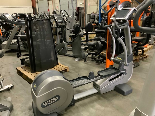 Technogym excite synchro 700ie tv crosstrainer - afbeelding 1 van  5