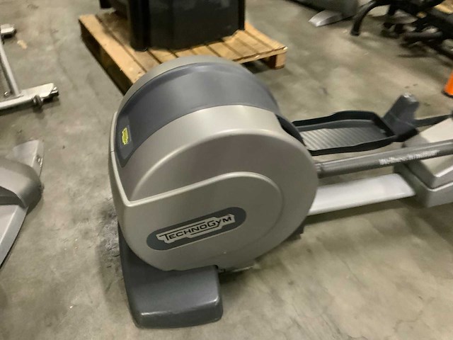 Technogym excite synchro 700ie tv crosstrainer - afbeelding 2 van  5