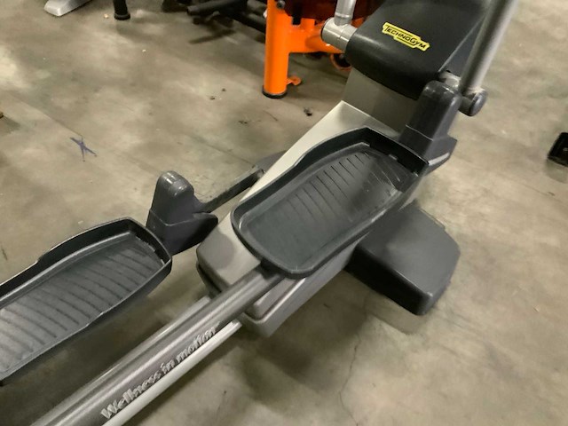 Technogym excite synchro 700ie tv crosstrainer - afbeelding 3 van  5