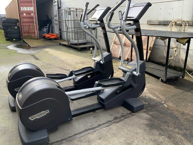 Technogym excite+ synchro unity 3 live crosstrainer - afbeelding 1 van  3