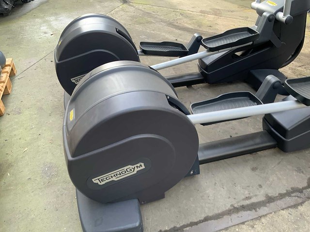 Technogym excite+ synchro unity 3 live crosstrainer - afbeelding 2 van  3