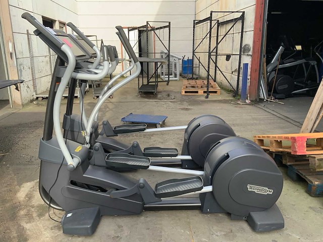 Technogym excite+ synchro unity 3 live crosstrainer - afbeelding 1 van  4