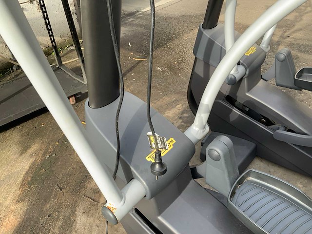 Technogym excite+ synchro unity 3 live crosstrainer - afbeelding 3 van  4