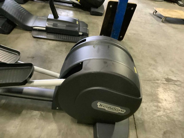 Technogym excite synchro visioweb crosstrainer - afbeelding 3 van  6