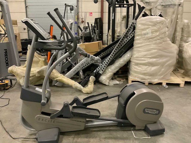 Technogym excite synchro visioweb elliptical crosstrainer - afbeelding 1 van  5