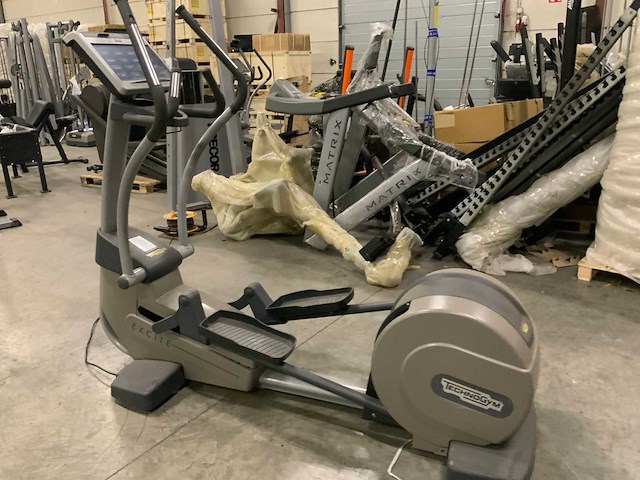 Technogym excite synchro visioweb elliptical crosstrainer - afbeelding 2 van  5