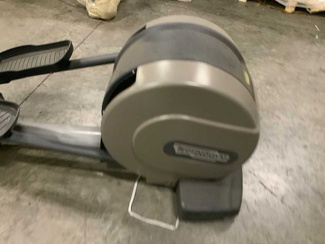 Technogym excite synchro visioweb elliptical crosstrainer - afbeelding 3 van  5