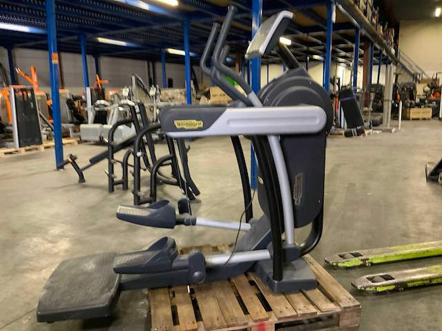 Technogym excite+ vario 500 led crosstrainer - afbeelding 1 van  5