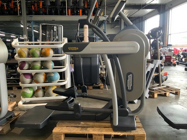 Technogym excite vario 500 led crosstrainer - afbeelding 1 van  5