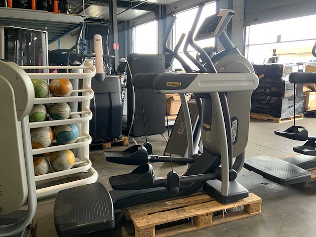 Technogym excite vario 500 led crosstrainer - afbeelding 2 van  5